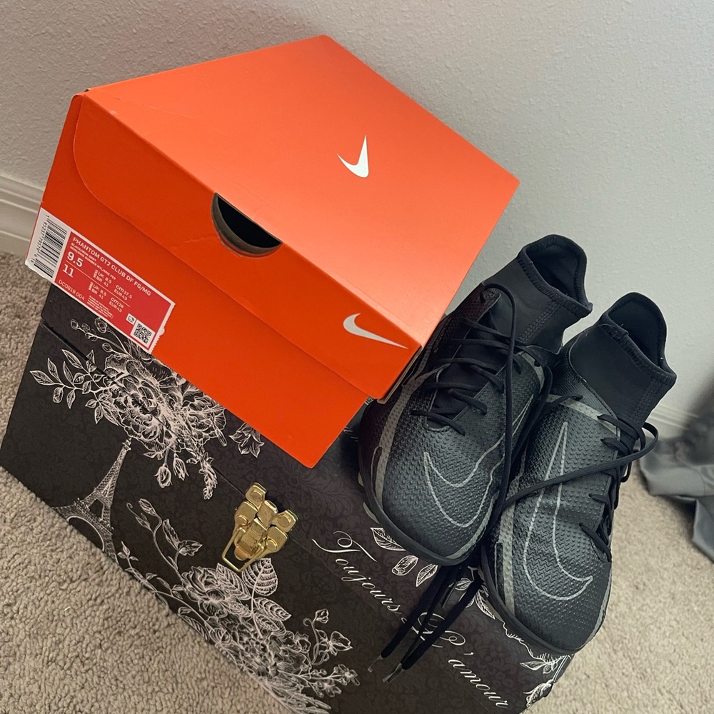 Nike soccer cleats size9.5 gently used , like new